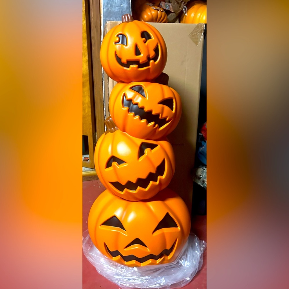 Cracker Barrel exclusive 2024 3ft Pumpkin Stack.  New in the box.